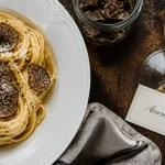 Accord mets vins pates aux truffes : pâtes à la truffe et verre de vin blanc
