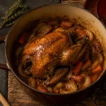 Pintade recette cocotte : cocotte dorée sur oignons et carottes, sauce ambrée