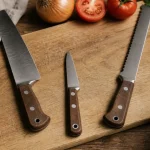 Type de couteau de cuisine : couteau chef, santoku et office sur planche à découper